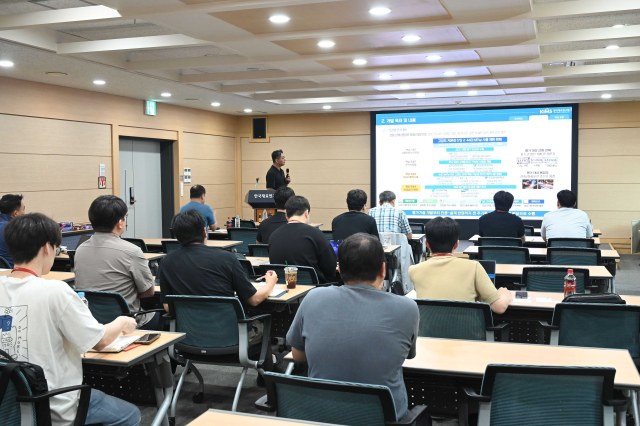 ‘항복강도 440MPa(메가파스칼) 이상 강재의 무수 암모니아 선박적용을 위한 재료 건전성 평가기술개발 과제 착수회의’에서 연구개발 추진계획을 발표하는 모습. 재료연구원 제공