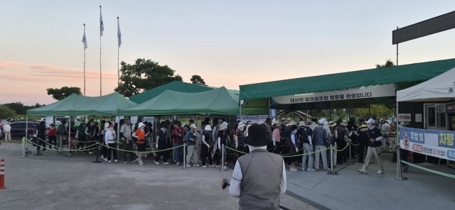 경남 창원시가 지난달 조기 개장한 의창구 대산면 파크골프장을 이용하기 위해 시민들이 대기하고 있다. 창원시 제공