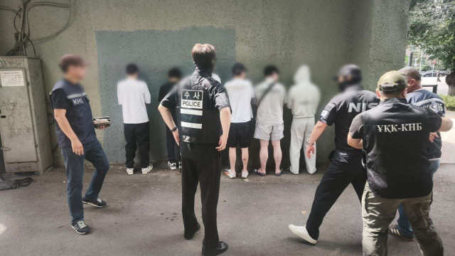 초국가범죄 특별대응 태스크포스(TF)는 카자흐스탄 당국과의 합동 작전으로 검거한 스캠 조직원의 신원을 확인하고 있다. 부산경찰청 제공