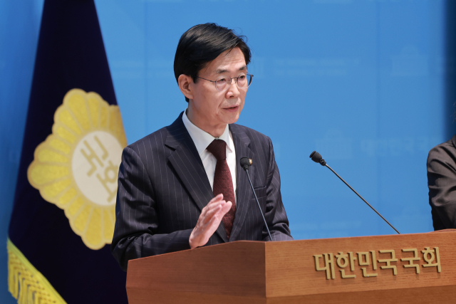 국민의힘 조경태 의원이 5일 국회 소통관에서 국민의힘 윤민우 윤리위원장 사퇴와 윤리위 재구성, 한동훈 의원에 대한 제명 징계 철회 등을 촉구하고 있다. 연합뉴스