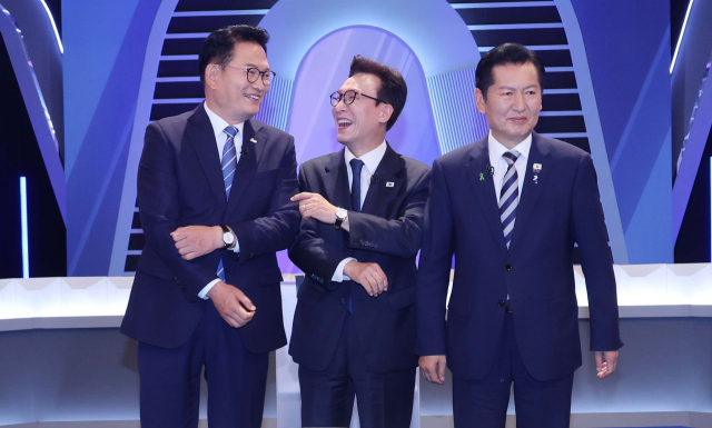 더불어민주당 송영길·김민석·정청래 당 대표 후보가 5일 서울 영등포구 여의도 KBS에서 열린 제2차 TV 토론회에 참석해 기념 촬영을 위해 포즈를 취하고 있다. 연합뉴스