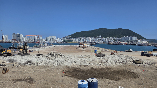 부산공동어시장 현대화 사업 부지에서 토양 오염이 발견돼 관할 지자체인 서구청이 곧 정밀 오염조사에 나설 예정이다. 오염토가 나온 공사 현장. 박혜랑 기자 rang@