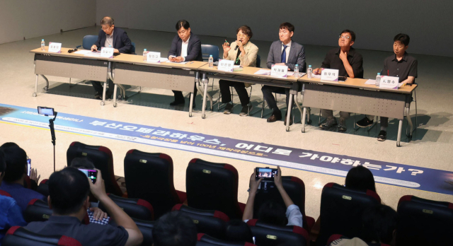 부산오페라하우스 개관을 앞두고 운영 방향과 제작 시스템 등을 논의하는 토론회가 ‘부산오페라하우스, 어디로 가야 하는가’를 주제로 5일 오후 부산 해운대구 부산시청자미디어센터 공개홀에서 열렸다. 이재찬 기자 chan@