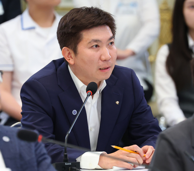 유승민 대한체육회장이 5일 청와대 영빈관에서 열린 교육부·국가교육위·문체부·국가유산청 등에 대한 부처 업무보고에서 이재명 대통령 질문에 답하고 있다. 연합뉴스