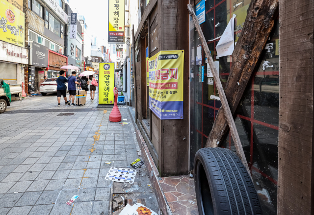 5일 부산 부산진구 서면1번가 일대가 문 닫은 점포, 쓰레기 등으로 어수선한 모습을 보이고 있다. 서면1번가 일원은 2027년 중소벤처기업부 부산시 상권활성화 사업 공모에 선정됐지만, 최근 사업 선정 근거가 부실하다는 비판에 직면했다. 이원준 기자 lwj@