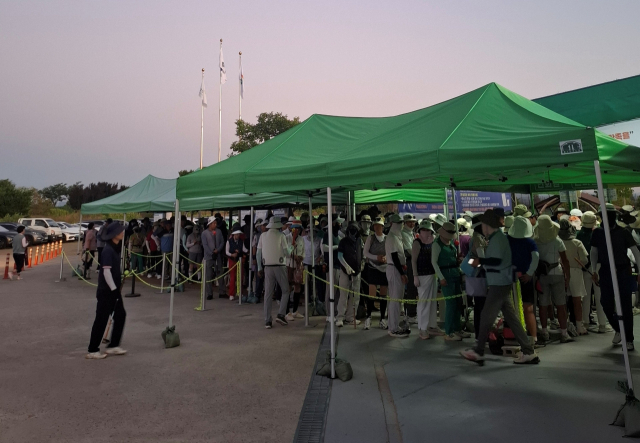 지난달 6일 오전 5시께 경남 창원시 의창구 대산면 파크골프장에 이용객들이 구장 입장을 위해 대기 중이다. 창원파크골프협회 제공