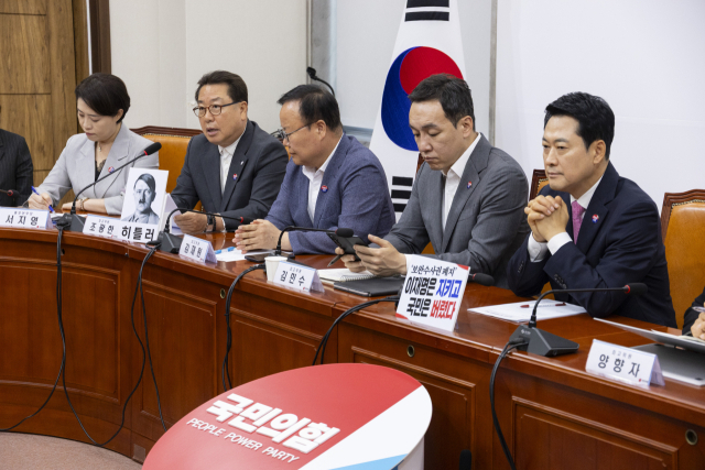 국민의힘 조광한 최고위원이 6일 국회에서 열린 최고위원회의에서 히틀러의 사진을 앞에 두고 발언을 하고 있다. 연합뉴스