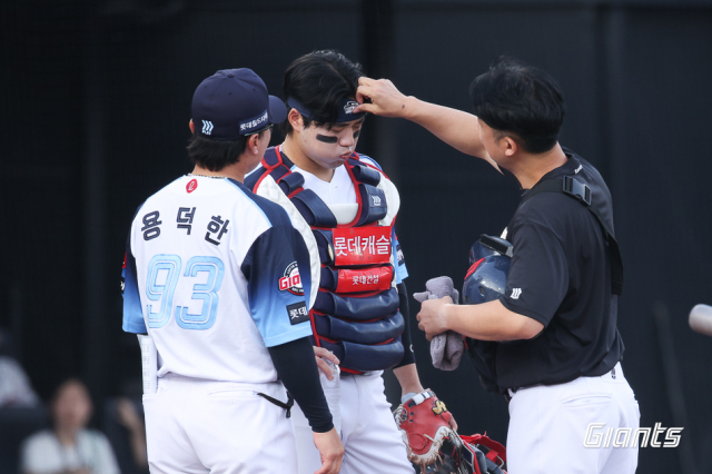역대급 폭염 속에 프로야구 롯데 자이언츠의 주전 체력 관리가 후반기 성적 반등의 핵심 변수로 떠올랐다. 지난달 31일 경기 중 두통을 호소한 손성빈. 롯데 자이언츠 제공