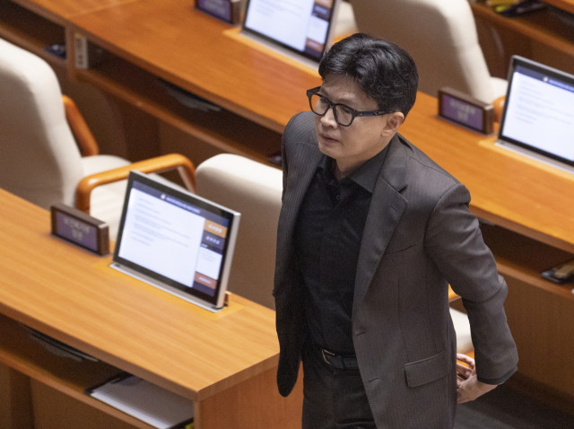 무소속 한동훈 의원이 지난달 30일 국회에서 열린 7월 임시회 3차 본회의에 참석해 성평등위원회 위원장 선거 투표를 하기 위해 이동하고 있다. 연합뉴스