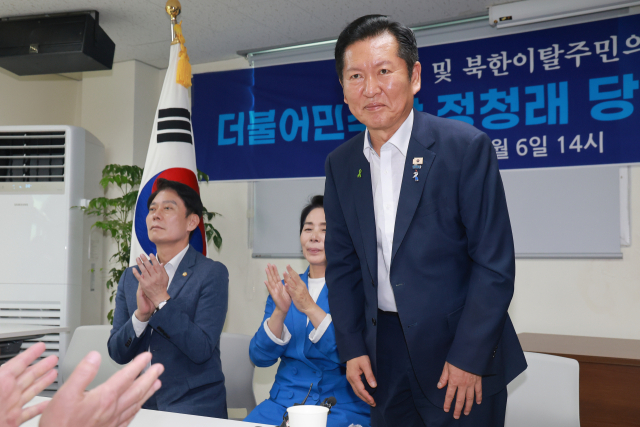 더불어민주당 정청래 당 대표 후보가 6일 서울 마포구 보훈회관에서 장애인·북한이탈주민 단체와 기본권 보장을 위한 간담회를 하며 인사하고 있다. 연합뉴스
