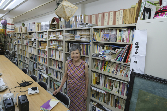 지난달 31일 후쿠오카시 바이코엔 ‘기록작가 하야시 에이다이 기념 아리랑 문고 자료실’에서 만난 오이타대학 명예교수 모리카와 토미에(80) 씨.