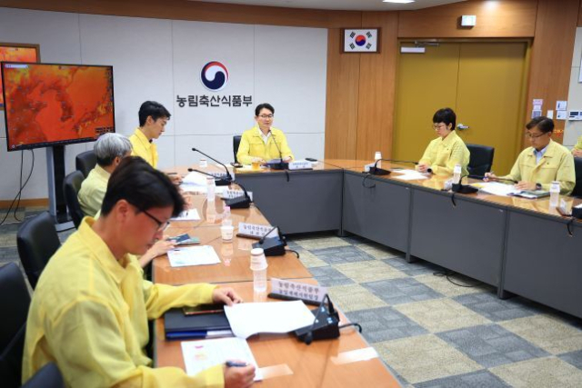 농림축산식품부는 8월 7일 농업재해대책상황실에서 김종구 차관 주재로 농진청, 산림청, 농협, 농어촌공사, 지방정부 등과 폭염 및 가뭄 대책회의를 열었다. 농식품부 제공
