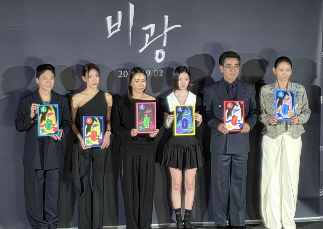 서울 CGV용산아이파크몰에서 열린 영화 '비광' 제작보고회에서 배우들과 감독이 기념 촬영하고 있다. 연합뉴스