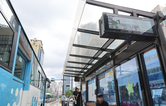 부산 BRT 버스정류장에 설치된 반투명 지붕이 햇빛을 차단하지 못하고 있다. 부산진역 버스정류장에 설치된 캐노피 모습. 오른쪽 사진은 동해선 광역철도 부산원동역 승강장. 이재찬·김동우 기자 chan@