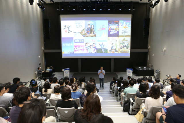 지난 8일 서울에서 열린 국립한국해양대와 동아대, 부산외대의 공동 진로진학콘서트에서 최태성 강사가 강연하고 있다. 부산외대 제공