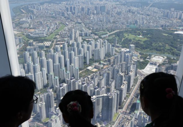 서울 송파구 롯데월드타워 전망대 서울스카이에서 바라본 서울 시내 아파트 모습. 7일 이재명 대통령은 청와대에서 부동산 정책 점검 2차 회의를 주재하고 수도권 공급 대책을 논의했다. 연합뉴스