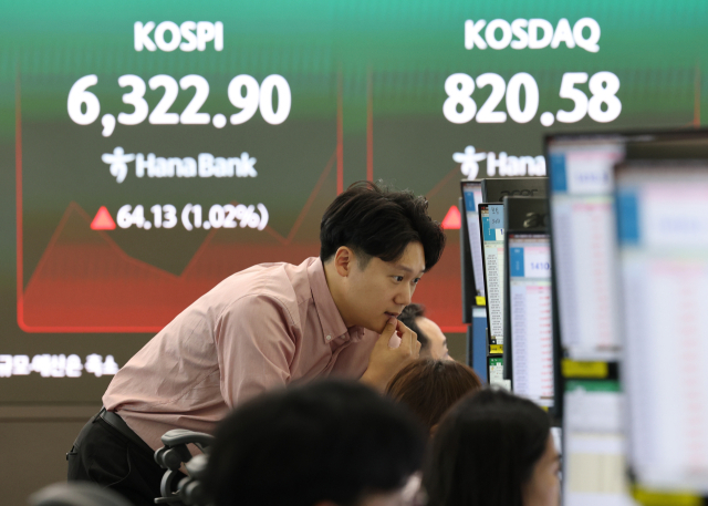 코스피가 상승 출발한 10일 서울 중구 하나은행 딜링룸 전광판에 코스피, 코스닥 지수가 표시돼있다. 연합뉴스