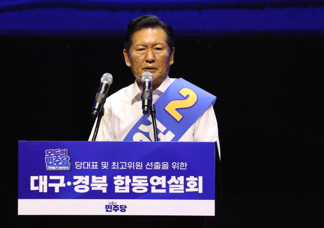 9일 오후 대구 인터불고 엑스코 호텔에서 열린 더불어민주당 당 대표 및 최고위원 선출을 위한 대구·경북 합동연설회에서 정청래 당 대표 후보가 연설하고 있다. 연합뉴스