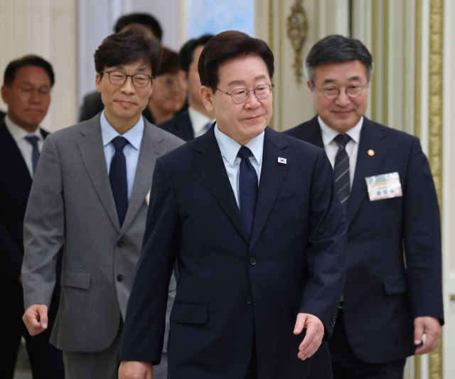 이재명 대통령이 7일 청와대 영빈관에서 열린 진실화해위 3기 출범 계기 국가폭력 피해자 위로 오찬에 입장하고 있다. 연합뉴스