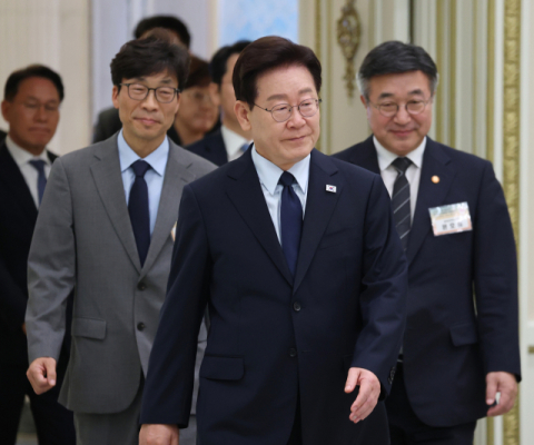 이 대통령 지지율 43.3%로 최저치… 국민의힘도 소폭 하락