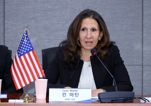 더불어민주당 김남준 의원 주최로 10일 국회 의원회관에서 열린 '대한민국 자본시장의 선진화와 글로벌 경쟁력 제고 방안' 세미나에서 뉴욕증권거래소(NYSE) 그룹 린 마틴 사장이 기조 연설을 하고 있다. 연합뉴스
