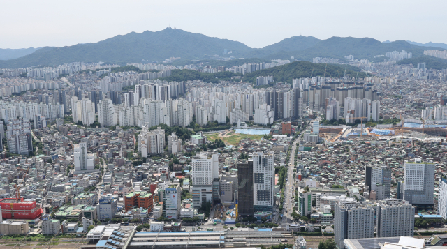 사진은 10일 서울 영등포구 여의도 63빌딩 '63 스카이피크닉' 전망대에서 바라본 서울 주택 모습. 연합뉴스