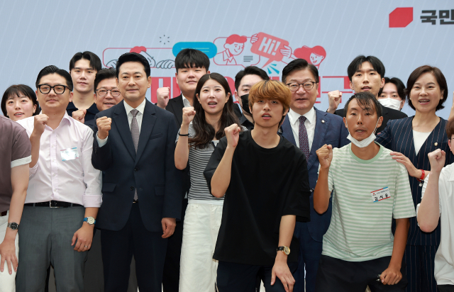 국민의힘 장동혁 대표와 정점식 원내대표가 10일 서울 영등포구 여의도 중앙당사에서 열린 여성·청년 당원교육 '2030 미래의제 연구소' 개회식에 참석해 기념 촬영하고 있다. 연합뉴스