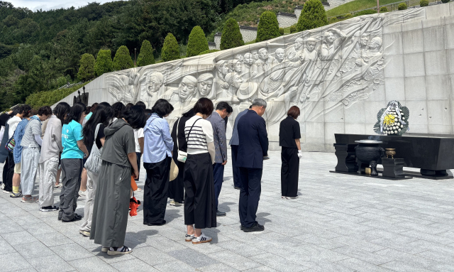 10일 경남 창원시 국립3·15민주묘지에서 제주 초·중등 역사 교원과 교육전문직원이 참배하고 있다. 경남교육청 제공
