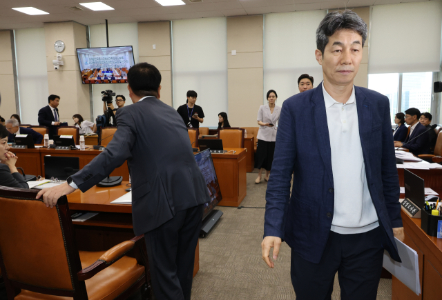 윤건영 여당 간사가 10일 국회에서 정회된 '제9회 전국동시지방선거 투표용지 부족 사태 등 국민 참정권 침해 진상규명 및 선거관리 개혁을 위한 국정조사 특별위원회' 제3차 청문회에서 회의실을 나서고 있다. 연합뉴스