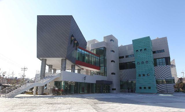 부산예술회관 전경. 부산일보DB