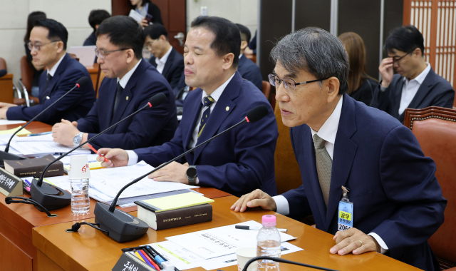 노태악 전 중앙선거관리위원장이 10일 국회에서 정회된 '제9회 전국동시지방선거 투표용지 부족 사태 등 국민 참정권 침해 진상규명 및 선거관리 개혁을 위한 국정조사 특별위원회' 제3차 청문회에서 발언하고 있다. 연합뉴스