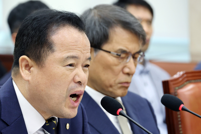 위철환 중앙선거관리위원장 직무대행이 10일 국회에서 정회된 '제9회 전국동시지방선거 투표용지 부족 사태 등 국민 참정권 침해 진상규명 및 선거관리 개혁을 위한 국정조사 특별위원회' 제3차 청문회에서 발언하고 있다. 연합뉴스