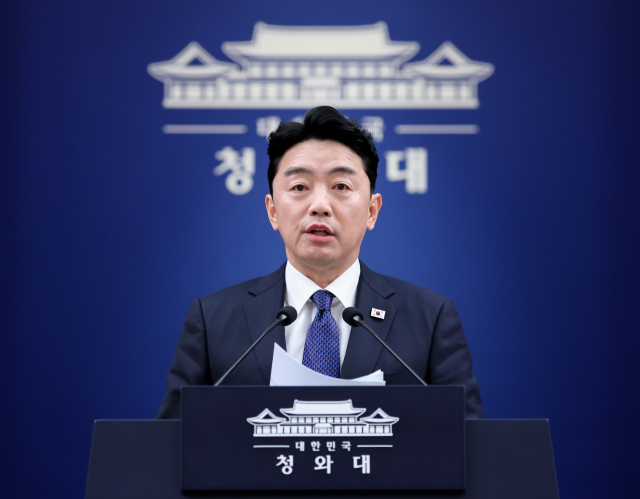강훈식 비서실장이 10일 청와대 춘추관에서 이날 열린 메가프로젝트 민관합동 제2차 점검회의 결과 브리핑을 하고 있다. 연합뉴스