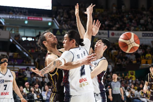 지난 4월 경남 창원에서 열린 부산 KCC와 창원 LG의 경기 모습. KBL 제공