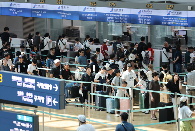 인천국제공항 제1터미널 출국장이 휴가철을 맞아 이용객들로 북적이고 있다. 인천국제공항공사는 이날 도착·출발을 합친 총여객이 23만4천273명으로 예측했다. 연합뉴스