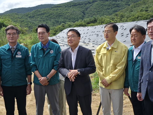 김상욱 울산시장은 11일 울주군 두서면 내와리 불법성토 현장을 찾아 서범수 의원과 이순걸 울주군수와 함께 공동 대응하기로 합의했다. 오상민 기자