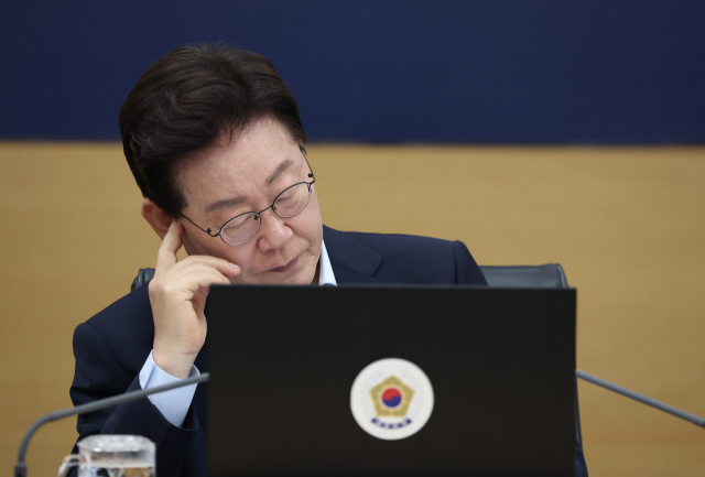 국무회의 발언 듣는 이재명 대통령 (세종=연합뉴스) 김도훈 기자 = 이재명 대통령이 11일 정부세종청사에서 열린 국무회의에서 참석자 발언을 듣고 있다. 연합뉴스