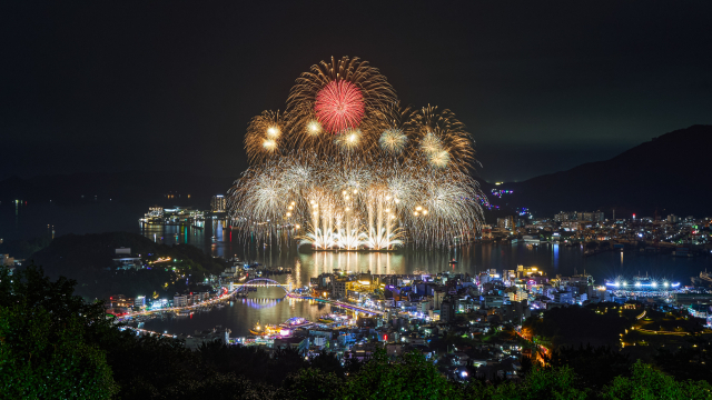 역사의 흐름을 바꾼 세계 4대 해전 중 하나로 평가받는 ‘한산해전’ 승전을 기념하는 축제 한마당이 12일부터 16일까지 통영시 일원에서 열린다. 사진은 지난해 축제 불꽃쇼. 통영시 제공