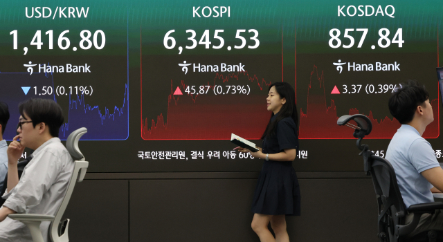 11일 서울 중구 하나은행 딜링룸 현황판에 코스피와 코스닥지수가 표시되고 있다. 연합뉴스