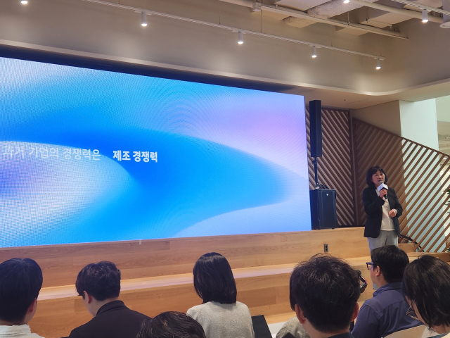 12일 서울 서초구 현대차그룹 양재 본사에서 가진 ‘AX 성과발표회’에서 현대차·기아 진은숙 ICT 담당 사장이 발표하고 있다.현대차그룹 제공