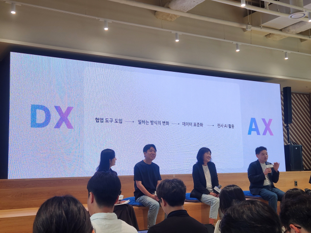 12일 서울 서초구 현대차그룹 양재 본사에서 가진 ‘AX 성과발표회’에서 현대차·기아 진은숙 ICT 담당 사장과 개발담당자 등이 설명하고 있다.현대차그룹 제공