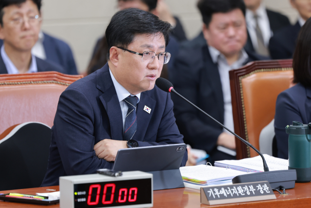 김성환 기후에너지환경부 장관이 11일 국회 기후에너지환경노동위원회 전체회의에서 의사 진행 발언과 관련해 입장을 말하고 있다. 연합뉴스