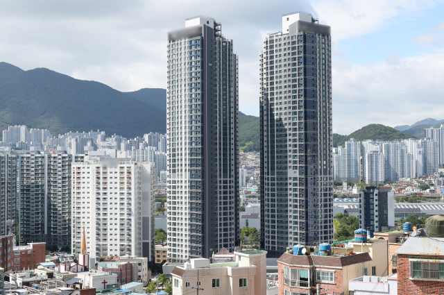 부산지역 역대 미분양 아파트가 8000 가구를 넘어 2008년 통계 작성 이래 역대 최고치를 경신했다. 사진은 12일 부산진구 미분양 발생중인 한 아파트 전경. 이원준 기자 lwj@