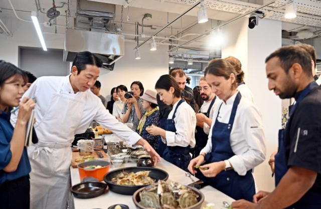 프랑스의 현직 요리사(셰프)들이 우리나라를 찾아 한국의 전통 식문화를 체험하고 프랑스로 돌아가 현지 메뉴에 활용할 수 있는 방법을 찾는다. aT 제공
