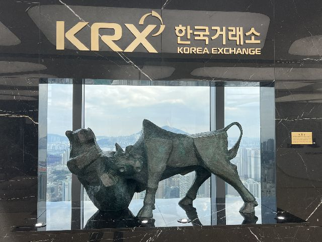 부산 남구 부산국제금융센터(BIFC) 내 한국거래소 본사에 있는 ‘자본시장의 상징’ 황소상. 부산일보DB