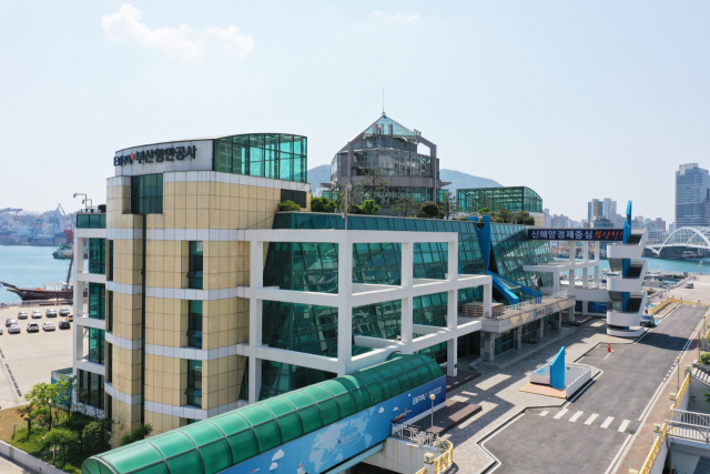 전국 4개 항만공사(PA)에 대한 정부의 통합 논의가 진행되는 가운데, 지역 사회에서 부산항만공사의 역할론이 대두되고 있다. 부산 중구 중앙동 부산항만공사 사옥 전경. 김종진 기자 kjj1761@