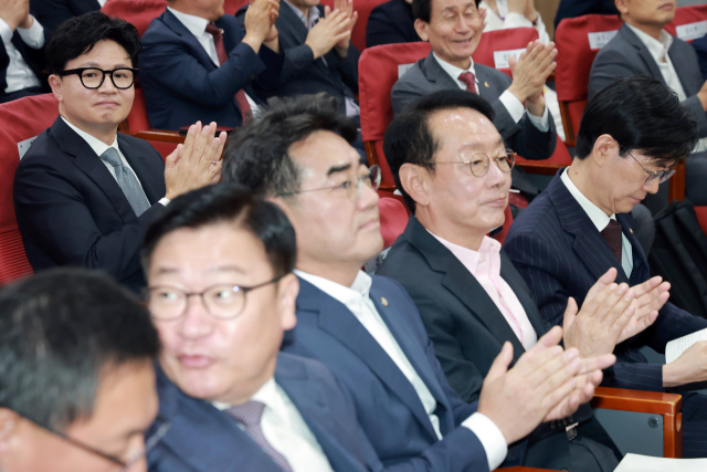 무소속 한동훈 의원이 지난 11일 국민의힘 부산시당이 연 2차 공공기관 이전 토론회에 참석해 국민의힘 의원들 사이에서 손뼉을 치고 있다. 연합뉴스