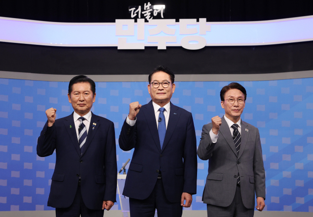더불어민주당 정청래(왼쪽부터)·송영길·김민석 당 대표 후보가 12일 서울 SBS 스튜디오에서 열린 TV 토론회에 참석하고 있다. 연합뉴스