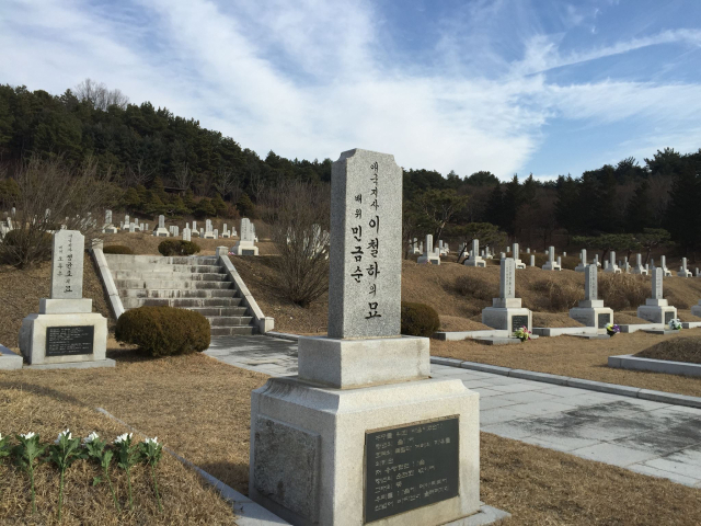 국립현충원에 안장된 저자의 할아버지이자 독립투사인 이철하의 묘. 저자 제공