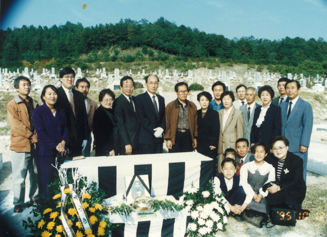 국립현충원 이장식에 참석한 가족들 모습. 저자 제공
